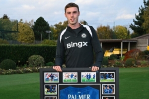 俱樂部百次出場，切爾西為帕爾默等五名球員頒發紀念禮物