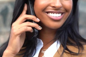 姚明參加母?；顒?，與小學班主任暖心相擁